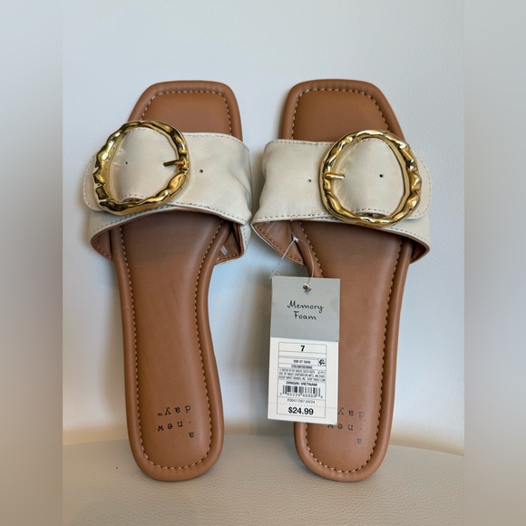 ☑️a new day Bennie Women's Cream Slide Sandals with Gold Buckle NWT - Picture 1 of 5